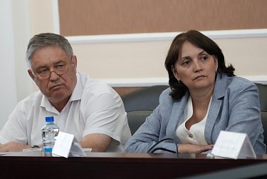 Такси с желтой полосой 